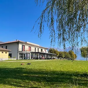 https://lake-como-beach-hostel.it-lombardy.com